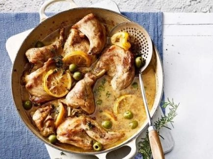 Geschmortes Kaninchen mit Oliven und Zitronen